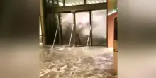 Super tifone Ragasa: l’onda di tempesta sfonda le porte e invade la hall di un hotel a Hong Kong