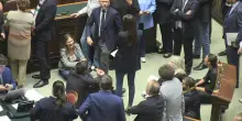 Bagarre nell'Aula della Camera, il M5s occupa banchi del Governo a sostegno dalla Flotilla