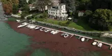 Il lago di Como invaso dai detriti: il video dal drone
