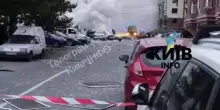Muro di fumo invade la strada a Kiev dopo l'esplosione del drone russo: video