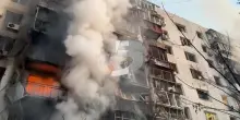 Palazzo incendiato dai droni in fiamme: massiccio attacco russo su Kiev