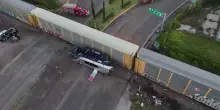Scontro mortale tra un bus e un treno in Messico: le immagini dal drone