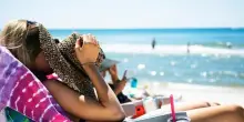 Melanoma: bastano 5 scottature a 15-20 anni per aumentare dell’80% il rischio. I 7 errori da evitare