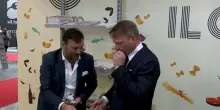 Lollobrigida e l'assaggio (a sorpresa) di tartufi allo stand del Gusto