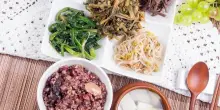Alghe, sushi, zuppe (e tanto aglio): tutti pazzi per il cibo coreano