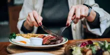 Quanta carne consumare per una dieta sana e sostenibile? Non più di due etti a settimana