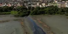 Rio de Janeiro, il mare da blu a marrone: liquami nell'oceano visti dal drone