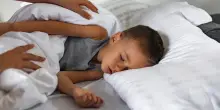 Pipì a letto, nella metà dei casi non si smette da soli. I consigli dei pediatri
