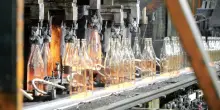Vita di una bottiglia: il vetro è riciclabile infinite volte ma attenzione ai suoi "falsi amici"