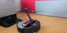 Roborock Saros Z70, la recensione: aspira, lava e ha un braccio robotico che mette in ordine