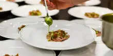 Piccione, lingua e verdure appena raccolte: così Del Cambio e Le Doyenne stupiscono nel piatto