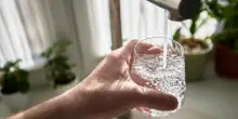 Estate, per prevenire i calcoli renali bere almeno tre litri di acqua al giorno