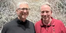Bill Gates e Linus Torvalds, storica foto: i creatori di Windows e Linux insieme per la prima volta