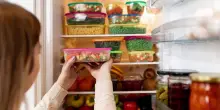 Dentro o fuori dal frigorifero? Come conservare al meglio i prodotti dell’estate