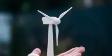Un aiuto alle imprese per installare pannelli solari e impianti mini-eolici