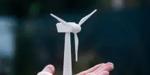 Un aiuto alle imprese per installare pannelli solari e impianti mini-eolici
