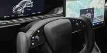 Grok sale a bordo: l’IA di Elon Musk arriva nelle Tesla, ma inciampa sull’estremismo