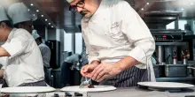 Milano, pausa pranzo stellata in un’ora: al Seta di Antonio Guida arriva il business lunch