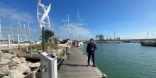 Il pontile a pannelli solari che pulisce e monitora le acque