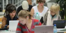 Studentessa bocciata perché “scrive troppo bene”: scambiata per ChatGPT