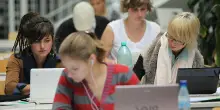 Studentessa bocciata perché “scrive troppo bene”: scambiata per ChatGPT
