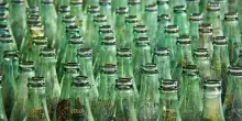 Le bevande in bottiglie di vetro hanno più microplastiche di quelle in plastica