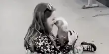 L’emozionante momento in cui il cane rapito Mushu capisce di essere di nuovo con la sua famiglia
