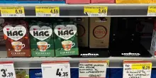 Razzia di caffè e tonno al supermercato: cartoncini antifurto su scaffali al posto delle confezioni