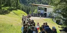 Tornelli in montagna e numero chiuso in spiaggia: l’estate italiana dell’overtourism