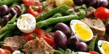 La Nizzarda, l’insalata orgoglio di Nizza tra ortodossia e varianti. Con un tocco italiano