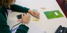 Cellulari in classe, la sfida vera non è toglierli ai ragazzi ma accendere gli adulti