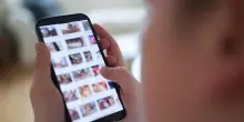 Ripubblicazione di foto e contenuti: il problema non è il consenso ma la violazione della dignità