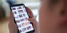 Ripubblicazione di foto e contenuti: il problema non è il consenso ma la violazione della dignità