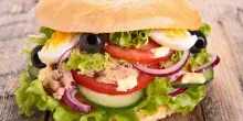 Viaggio nella Nizza del gusto, alla scoperta del Pan bagnat, cibo di strada e icona della città