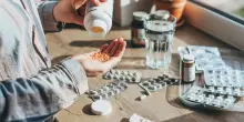 Aderenza alle cure: un paziente su 2 interrompe la terapia. Allarme per malattie croniche e tumori
