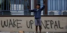 Nepal, dopo le sommosse i giovani tornano in piazza per ripulire le strade dai rifiuti