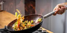 La California vuole vietare le pentole antiaderenti, ma gli chef insorgono: “Indispensabili”