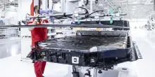 Come è fatta la nuova Ferrari elettrica? Alluminio riciclato e un rombo tutto da scoprire