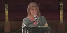 Lella Costa: "Attempata, menarca, prolasso: l'accanimento della lingua italiana sulle donne"