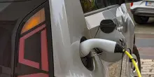 Ricarica della batteria con lo sconto per chi ha un’auto elettrica