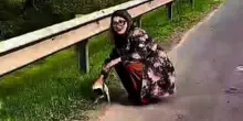 Il cane Isadora cammina sulla strada con il suo cucciolo: una donna si ferma e cambia il loro destino