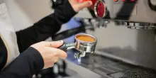 Fondi del caffè per produrre pannelli risparmiando il legno