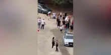 Bari, tifoso picchiato davanti al figlio: voleva recuperare il suo zainetto durante la contestazione