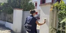 Gallipoli, blitz contro le “case-pollaio”: 9 turisti in 50 metri quadri e posti letto in autorimesse
