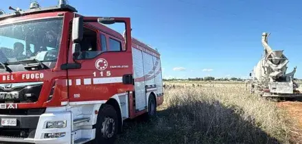 Lecce, operaio muore folgorato a 67 anni: la betoniera su cui lavorava ha toccato i cavi elettrici