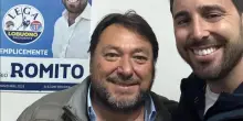 Candidato della Lega in posa con un sosia di Sigfrido Ranucci: “Anche lui vota per noi”. E’ polemica