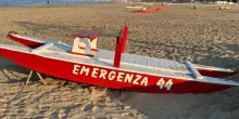 Riccione, 51enne bolognese muore per un malore davanti alle figlie mentre fa il bagno