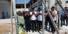 Brahim morto sul lavoro con il gran caldo, lo strazio del figlio nel cantiere: “Questi fiori per te”