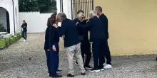 La rosa bianca della sorella, il requiem di Verdi: le ceneri di Armani nel cimitero di Rivalta