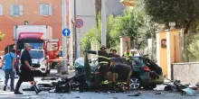 Auto in fuga dalla polizia si schianta contro un palo. Muore a 18 anni, un fermo